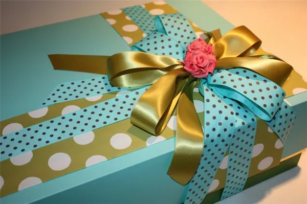 Как красиво упаковать подарок: 5 пошаговых описаний для предметов разной формы. Слюда для упаковки. 8