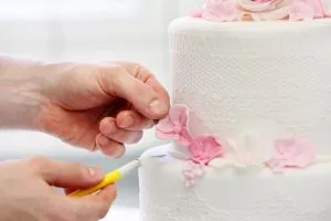 Классический белый свадебный торт: оригинальные идеи оформления. Торт на белом фоне. 16