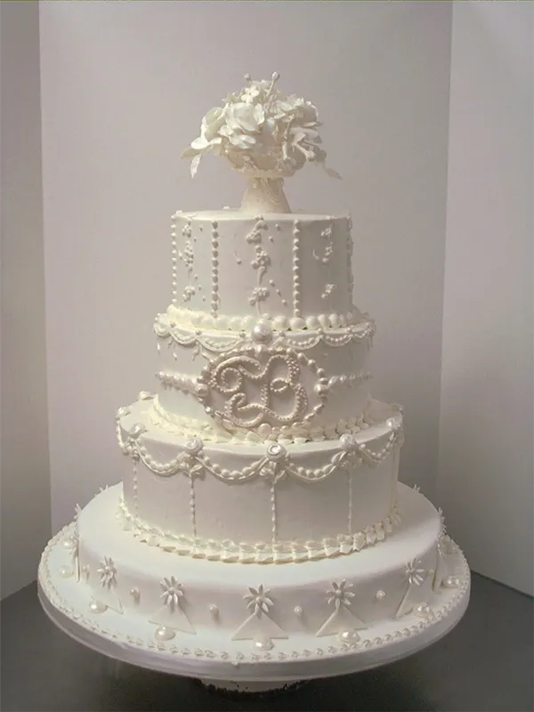 Классический белый свадебный торт: оригинальные идеи оформления. Торт на белом фоне. 2