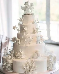 Классический белый свадебный торт: оригинальные идеи оформления. Торт на белом фоне. 9