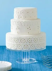 Классический белый свадебный торт: оригинальные идеи оформления. Торт на белом фоне. 8