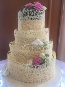 Классический белый свадебный торт: оригинальные идеи оформления. Торт на белом фоне. 10