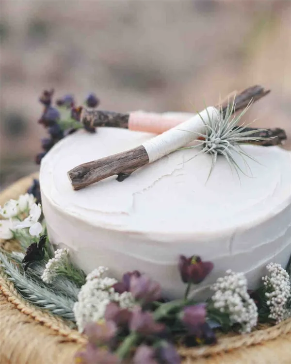 Классический белый свадебный торт: оригинальные идеи оформления. Торт на белом фоне. 15