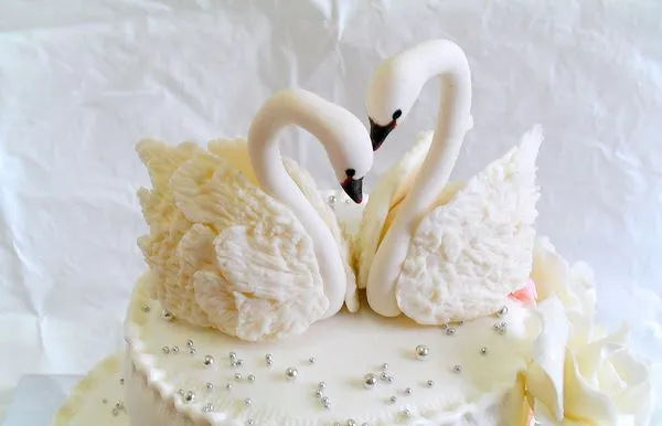 Классический белый свадебный торт: оригинальные идеи оформления. Торт на белом фоне. 20