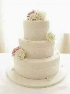 Классический белый свадебный торт: оригинальные идеи оформления. Торт на белом фоне. 5