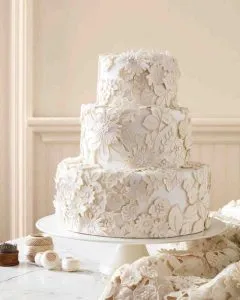 Классический белый свадебный торт: оригинальные идеи оформления. Торт на белом фоне. 13