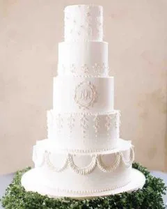 Классический белый свадебный торт: оригинальные идеи оформления. Торт на белом фоне. 12