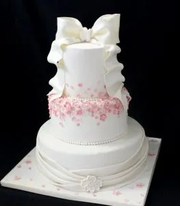 Классический белый свадебный торт: оригинальные идеи оформления. Торт на белом фоне. 18
