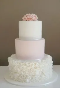 Классический белый свадебный торт: оригинальные идеи оформления. Торт на белом фоне. 7