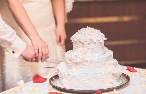 Классический белый свадебный торт: оригинальные идеи оформления. Торт на белом фоне. 19
