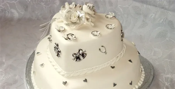 Классический белый свадебный торт: оригинальные идеи оформления