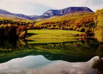 Озеро возле горы Бойко