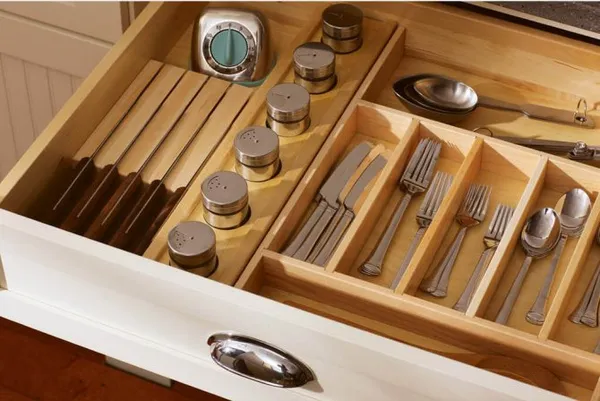 Ящик с множеством отделов для кухонных принадлежностей и столовых приборов