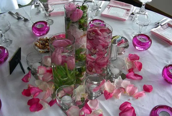 Лепестки роз в оформлении свадебного стола