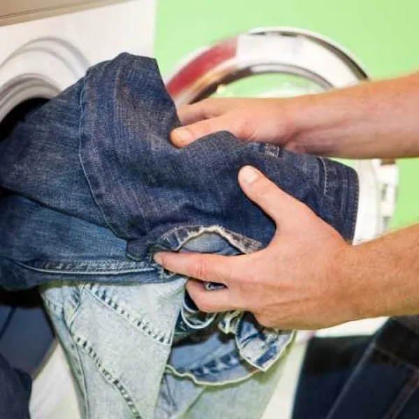 На какой температуре лучше стирать джинсы. Как стирать джинсы в стиральной машине. 3