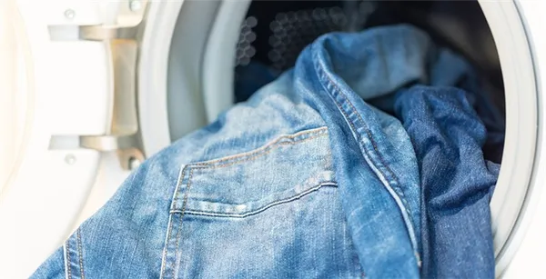 На какой температуре лучше стирать джинсы?