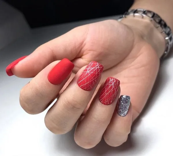 Красивый дизайн красного с белым маникюра на коротких и длинных ногтях