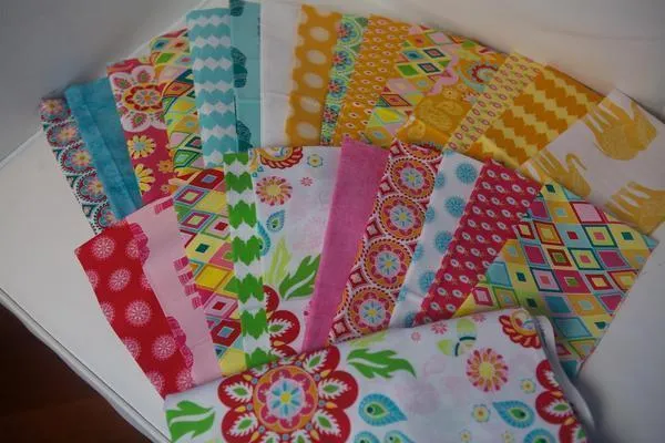 Для изготовления одеяла в стиле пэчворк для маленького ребенка подойдут мягкие натуральные ткани: бязь, лен или сатин
