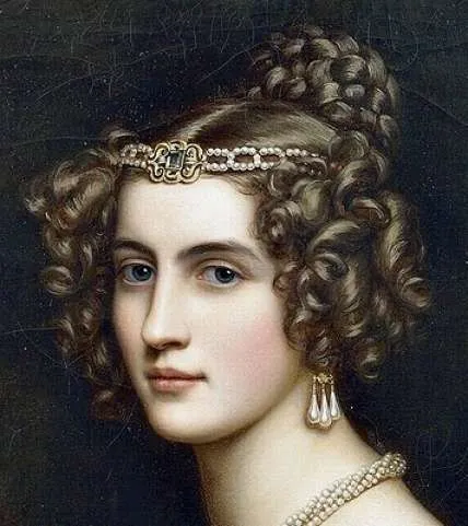 Волосы в 19 веке часто украшались ободками и диадемами