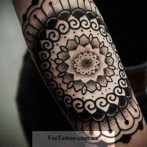 mandala tattoo на руке