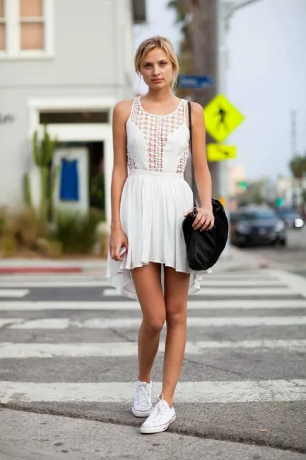 Девушка в белом коротком платье и босоножках