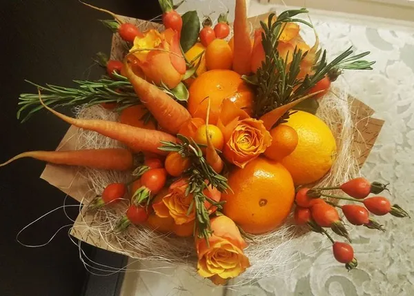 Букет из оранжевых овощей и фруктов