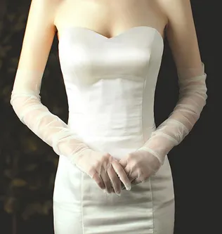 Современный лук для современной невесты: как сочетать перчатки со свадебным платьем в 2022 году 