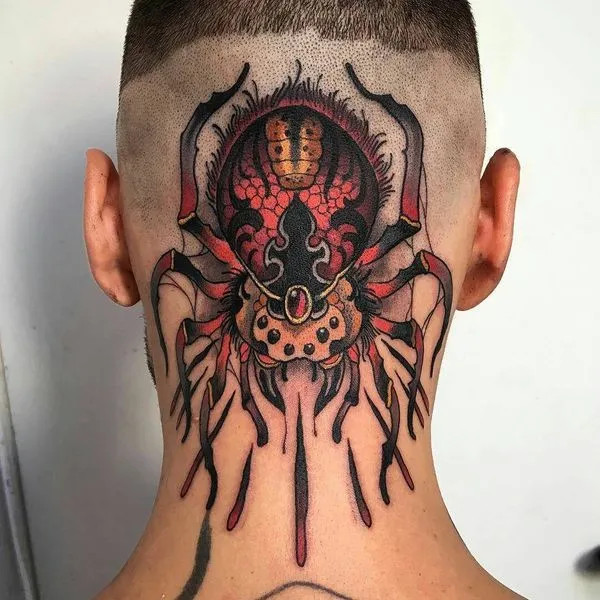 Крутая татуировка паука старой школы на шее с брызгами крови