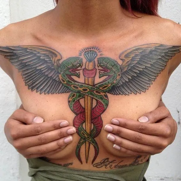 татуировка на женской груди