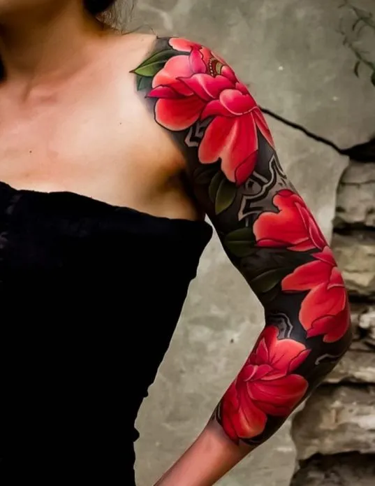 чёрно-красный тату рукав цветы для женщин