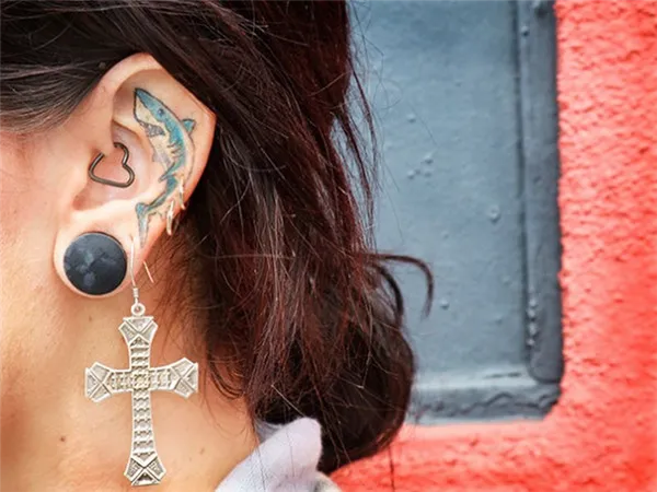 татуировки за ухом для девушек