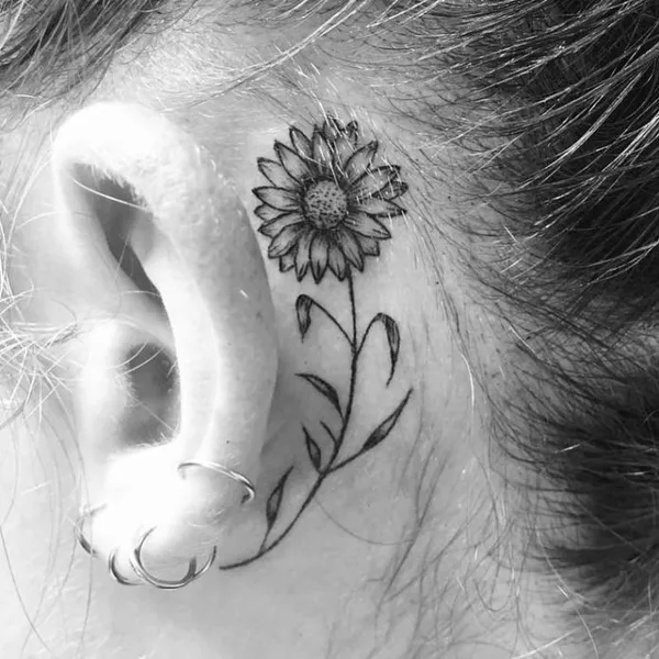большой цветок, татуировка чб за ухом