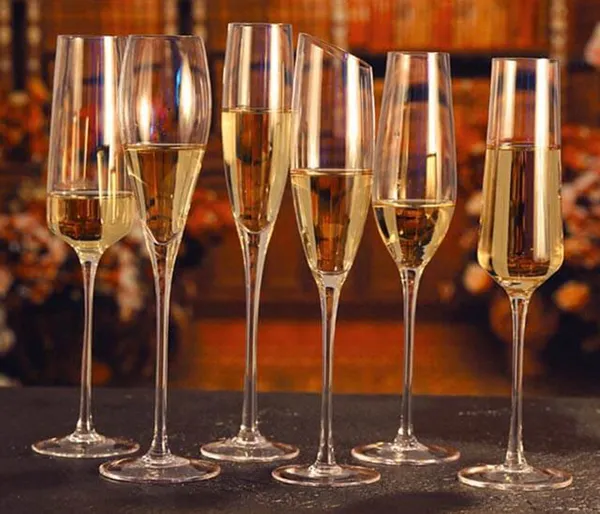 Из каких бокалов пьют шампанское: флюте, креманка и тюльпан. Бокалы для шампанского широкие. 7
