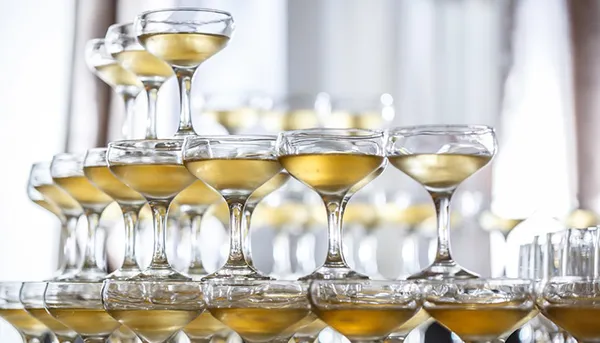 Из каких бокалов пьют шампанское: флюте, креманка и тюльпан. Бокалы для шампанского широкие. 6