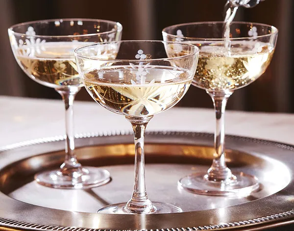 Из каких бокалов пьют шампанское: флюте, креманка и тюльпан. Бокалы для шампанского широкие. 5