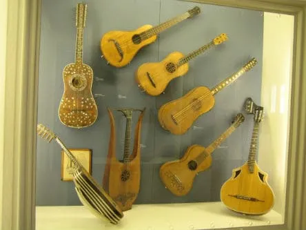 Старинные образцы гитар