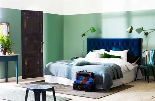 Синяя кровать в зеленом интерьере