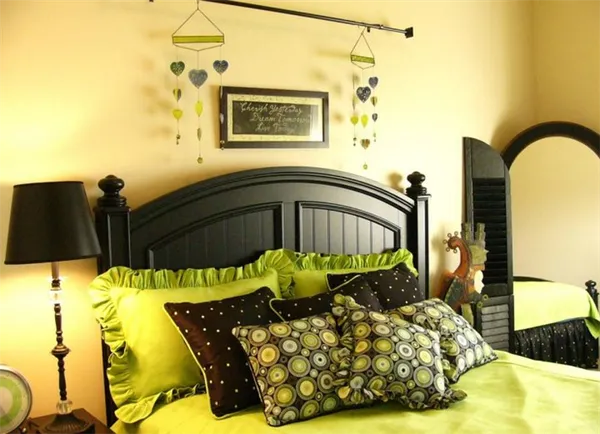 Желто-зеленая спальня