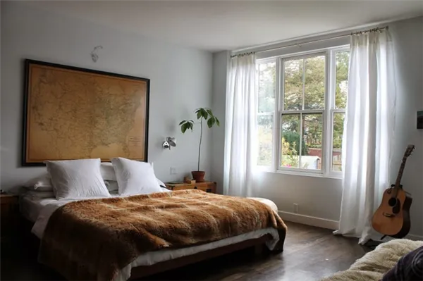 Белые шторы в спальню — 150 фото новинок и примеров дизайна, советы по сочетанию цветов и оформлению интерьера. Белые шторы в интерьере. 6