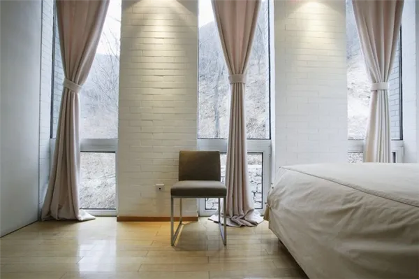 Белые шторы в спальню — 150 фото новинок и примеров дизайна, советы по сочетанию цветов и оформлению интерьера. Белые шторы в интерьере. 3