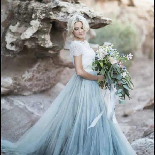 Фото невесты в длинном голубом свадебном платье