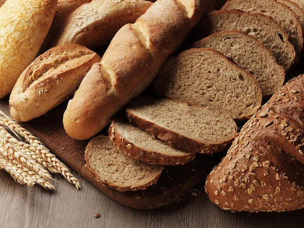 Режьте хлеб не с края, а с середины, а потом соединяйте срезами две половинки – это один из самых эффективных способов сохранить хлеб свежим и вкусным