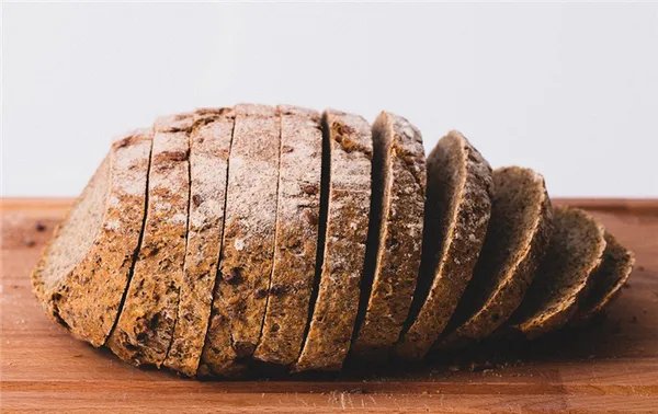 Можно ли хранить хлеб в холодильнике и как правильно его для этого упаковать