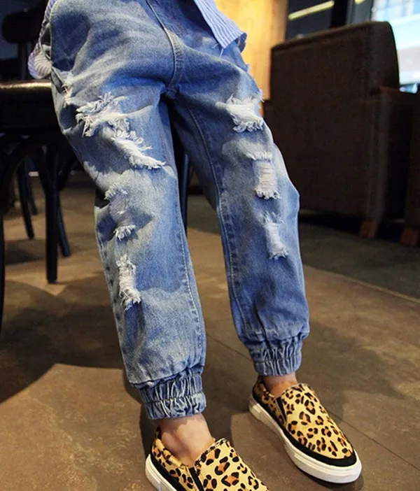 Какие джинсы для девочек в моде. Джинсы для девочек. 2