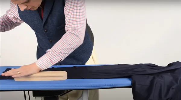 Как правильно гладить брюки со стрелками: пошаговая инструкция