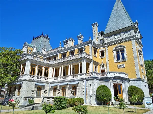 Боковой вид дворца