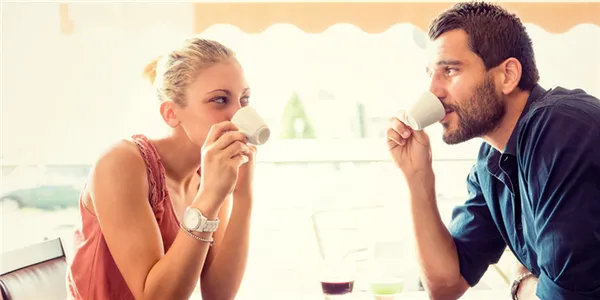 Мужчина и женщина пьют кофе