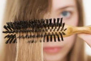 Расчесывание волос круглой щеткой