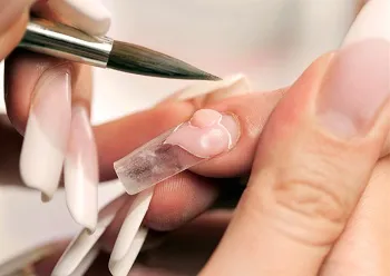 Если ремонт наращенного ногтя невозможен, можно заменить его на новый