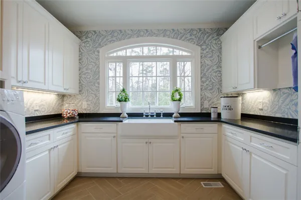 Дизайн кухни с окном: полезные рекомендации и интересные примеры. Оформление окна на кухне. 13